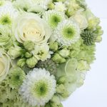 Fehér és zöld szív alakú virágdoboz