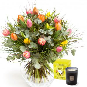 Tavaszi ajándékcsomag gyönyörű tulipánokkal és illatos gyertyával