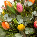 Tavaszi ajándékcsomag gyönyörű tulipánokkal és illatos gyertyával