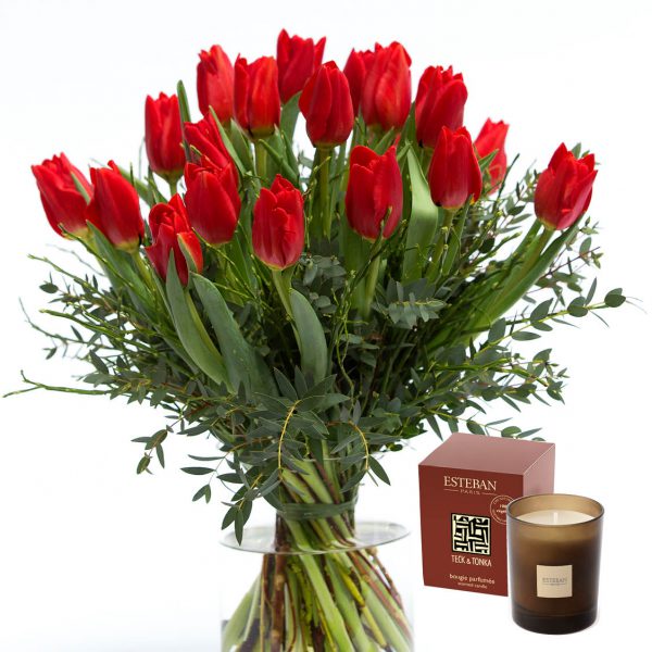 kedves ajándékcsomag piros tulipánokkal és Esteban illatgyertyával
