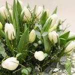 Elegáns tavaszi ajándékcsomag fehér tulipáncsokorral és Esteban illatgyertyával