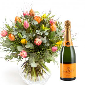 Kedves ajándékcsomag tulipancsokorral és pezsgővel